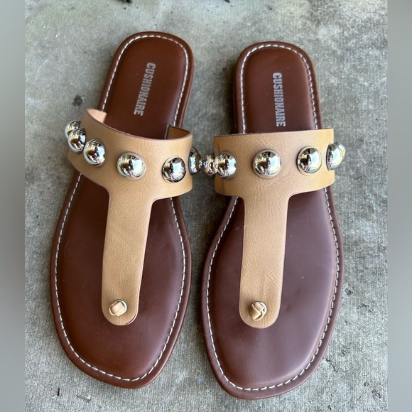 Cushionaire slip on tan women’s Cindy Stud Sandal w/comfort foam sole Sz-8.5. D - Picture 2 of 7